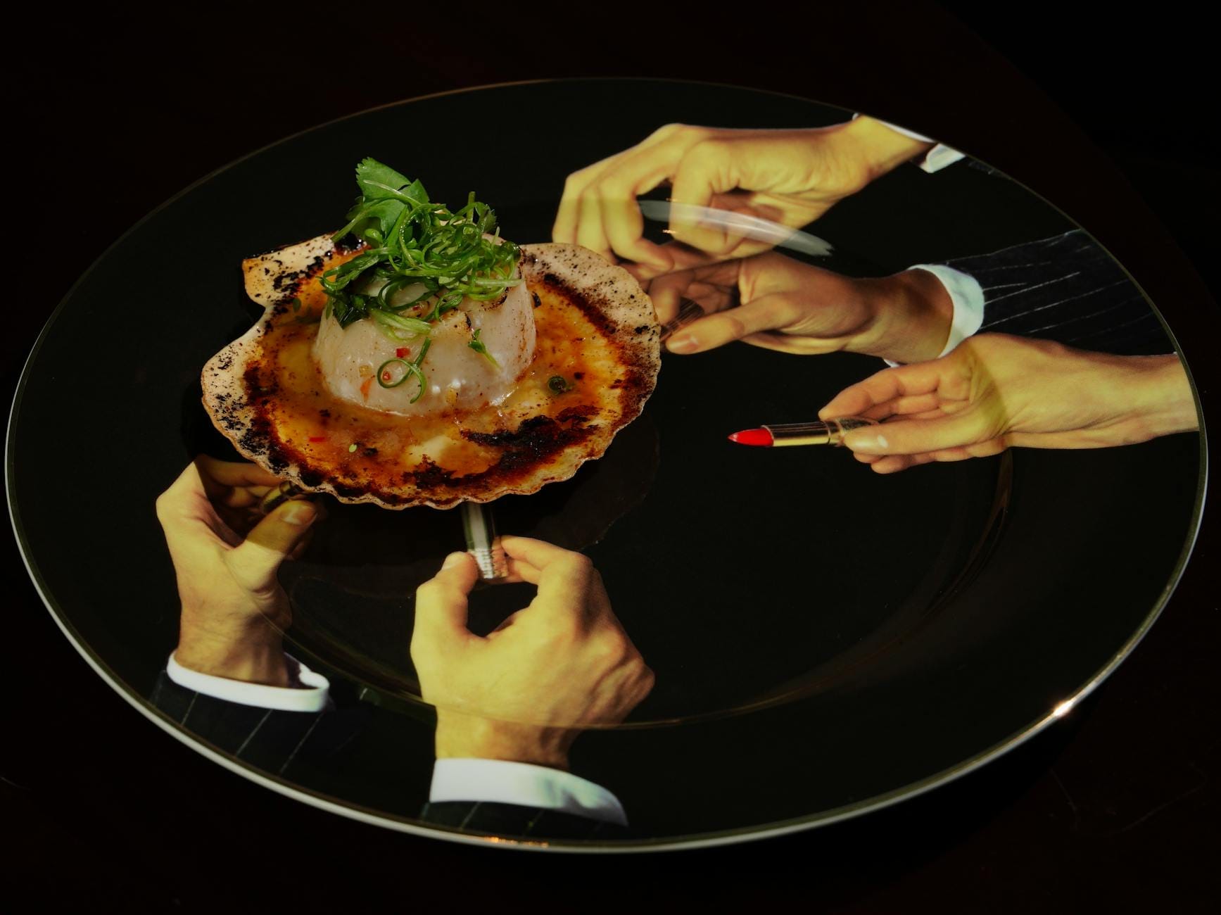 Sztuka krojenia i estetyka talerza: hobby, które uspokaja po pracy Elegancko podane przegrzebki na talerzu z ilustracją dłoni